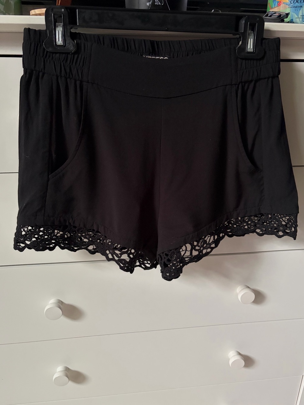 🥂 EXPRESS WOMENS SIZE XS BLACK LACE TRIM PULL ON SHORTS